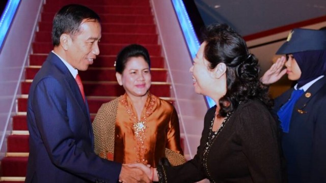 Presiden Jokowi dan Iriana tiba di Beijing, China (Foto: Dok. Biro Pers, Media, dan Informasi Sekretariat Presiden)