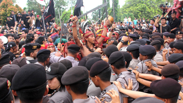 Massa yang menolak kunjungan Fahri Hamzah. (Foto: ANTARA/Kalino)