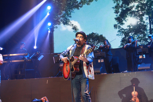 Glenn Fredly membawakan lagu Timur (Foto: Munady)