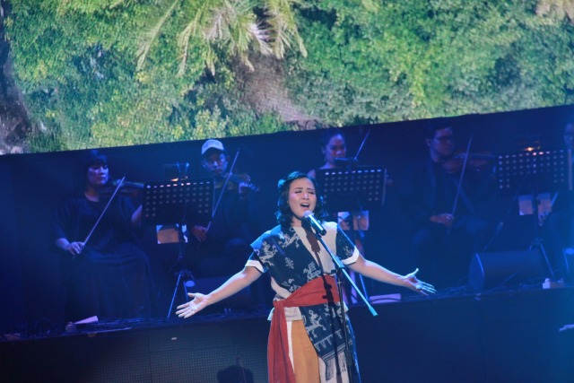 Penampilan Astrid diiringi orkestra (Foto: Munady)