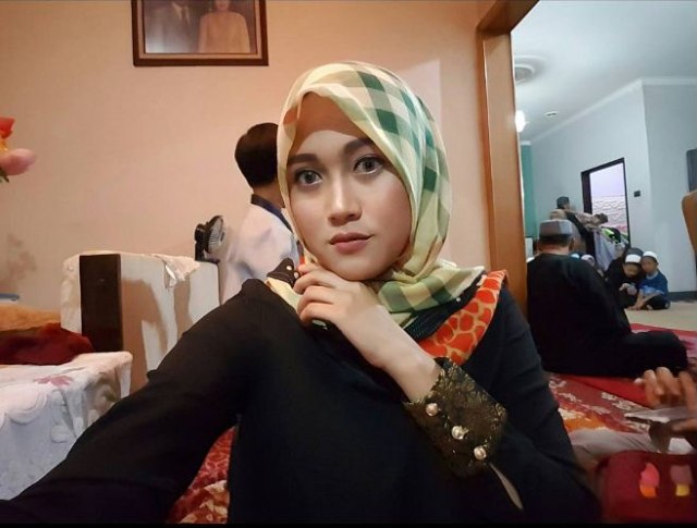 Novita cantik dengan balutan hijab (Foto: Instagram Novita Petria)