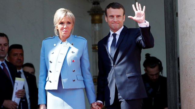 Macron dan Brigitte di inagurasi (Foto: REUTERS/Patick Kovarik/Pool)