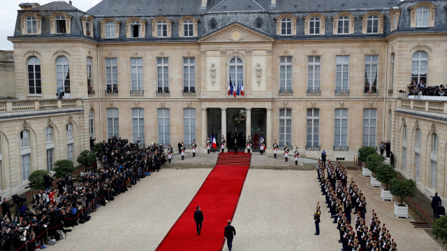 Istana Elysee di hari penyumpahan Macron (Foto: REUTERS/Patick Kovarik/Pool)