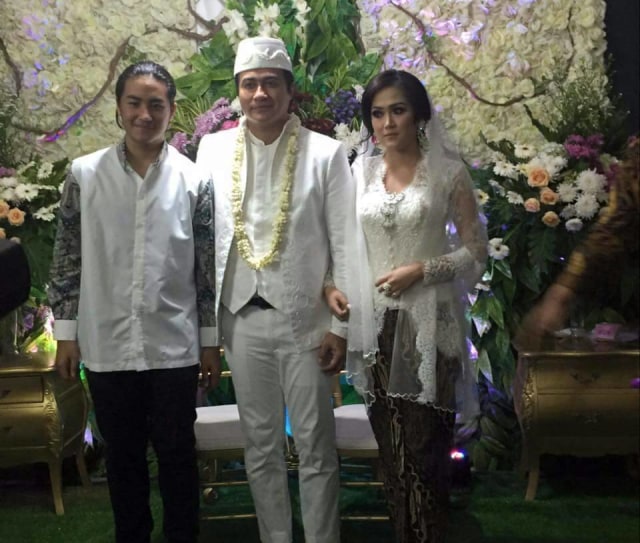 Adjie mengajak anaknya foto bersama (Foto: dok. Rani Ceremony)