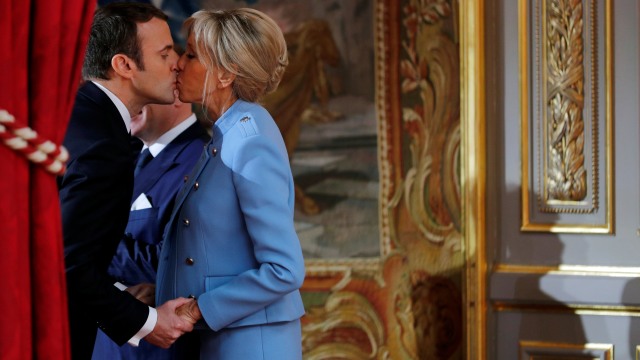 Macron dan Brigitte di sela inagurasi (Foto: REUTERS/Philippe Wojazer)