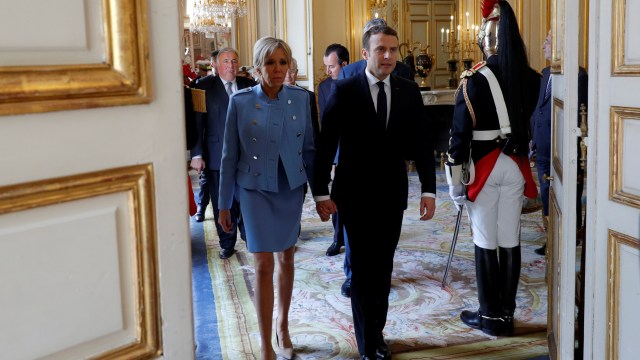 Macron dan Brigitte masuk ruang inagurasi (Foto: REUTERS/Philippe Wojazer)