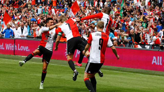 Para pemain Feyenoord merayakan gol. Foto: Reuters/Michael Kooren