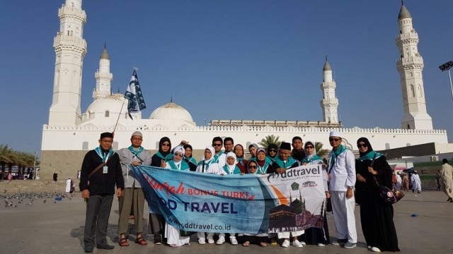 Kakek Khaerudin umrah. (Foto: Dok. Dompet Dhuafa Travel)