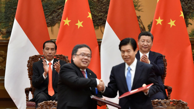 Presiden Jokowi dan Bambang Brojonegoro di China. (Foto: Reuters/Kenzaburo Fukuhara)