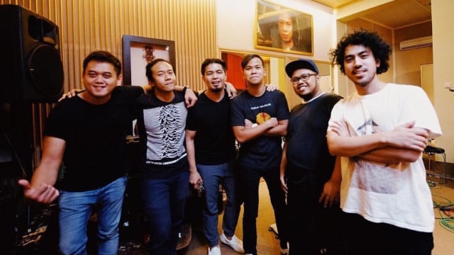 Bams bersama grup band Nidji (Foto: Instagram @bams_1606)