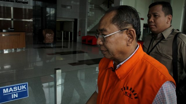 Charles Jonas Mesang  menjalani pemeriksaan KPK. (Foto: Antara/Angga Budhiyanto)