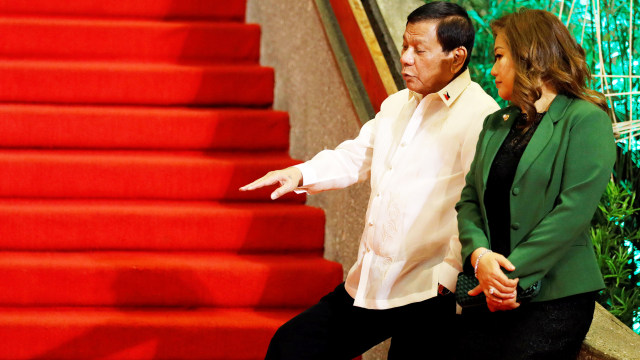Rodrigo Duterte dan Honeylet Avancena. (Foto: REUTERS/Erik De Castro)