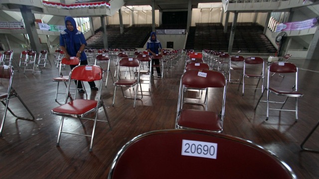 Petugas memasang daftar nomor peserta ujian SBMPTN (Foto: ANTARA FOTO/Septianda Perdana)