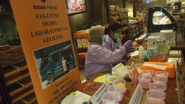 Razia bahan makanan dan minuman jelang Ramadan (Foto: Aria Pradana/kumparan)