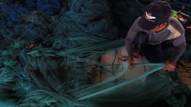 Nelayan dengan alat tangkap ikan jenis cantrang. Foto: Antara/Dedhez Anggara