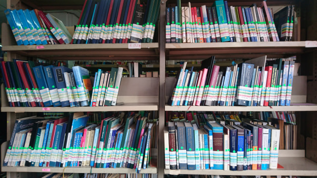 Rak buku di Perpustakaan Nasional (Foto: Rina Nurjanah/kumparan)