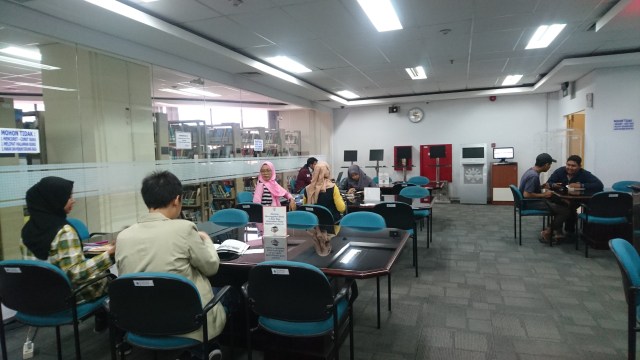 Suasana pengunjung Perpustakaan Nasional (Foto: Rina Nurjanah/kumparan)