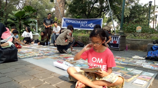 Suasana Perpustakaan Jalanan Suropati (Foto: Ardhana Pragota/kumparan)