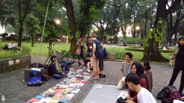 Para pengunjung melihat koleksi buku perpustakaan. (Foto: Ardhana Pragota/kumparan)