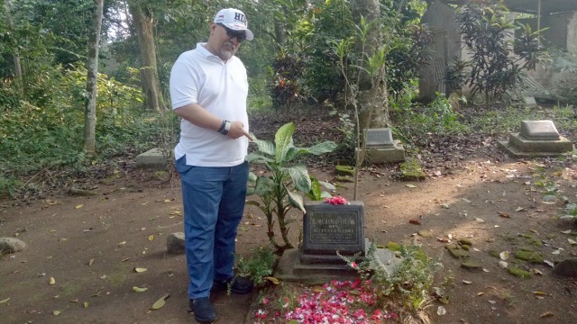 Indro warkop ziarah ke makam alm Taufik Savalas. (Foto: D.N Mustika Sari/kumparan)