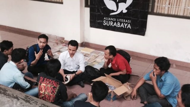 Aktivitas diskusi di Perpustakaan Jalanan. (Foto: Dok. Aliansi Literasi Surabaya)