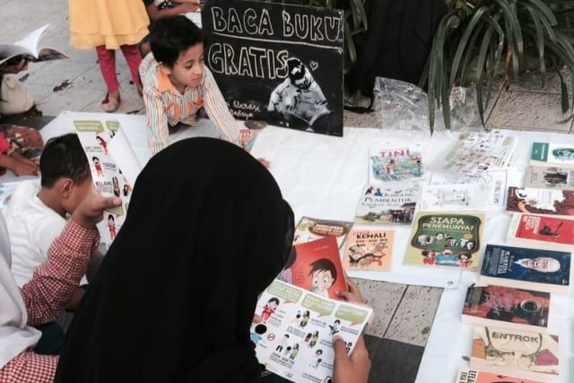 Kegiatan di Perpustakaan Jalanan Surabaya (Foto: Dok. Aliansi Literasi Surabaya)