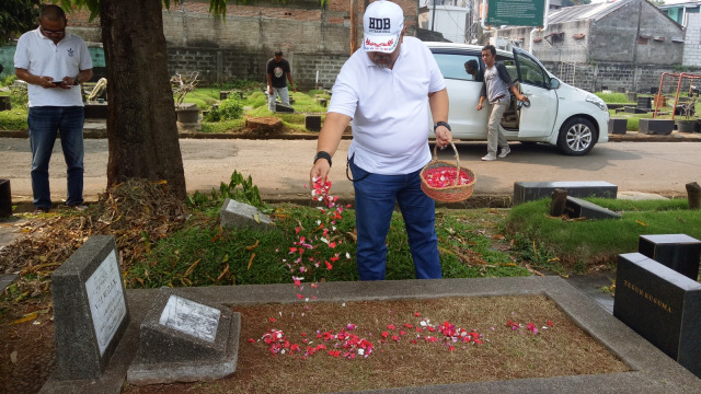 Indro Berziarah ke Makam Nanu Mulyono. (Foto: D.N Mustika Sari/kumparan)