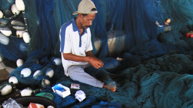 Nelayan dengan alat tangkap ikan jenis cantrang. (Foto: Antara/Dedhez Anggar)