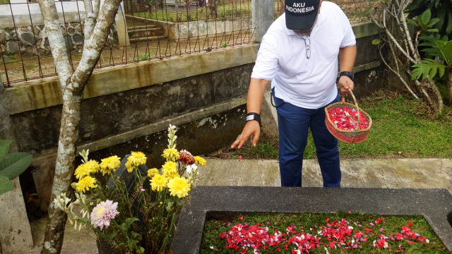 Indro ziarah ke makam Kasino di Bogor (Foto: D.N Mustika Sari/kumparan)