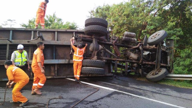 Kecelakaan Kontainer di Tol Cipularang. (Foto: Dok. Jasamarga)