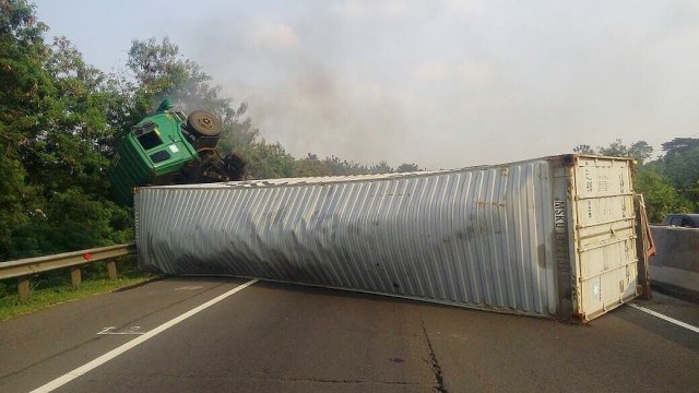 Truk Kontainer terguling di KM 85 Tol Cipularang (Foto: Instagram/@jktinfo via DiskominfoPWK)