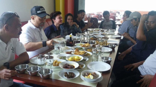 Indro saat makan siang bersama awak media (Foto: DN Mustika Sari/kumparan)