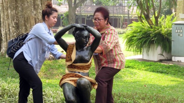 Patung istana diberi baju batik (Foto: Yudhistira Amran Saleh/kumparan)