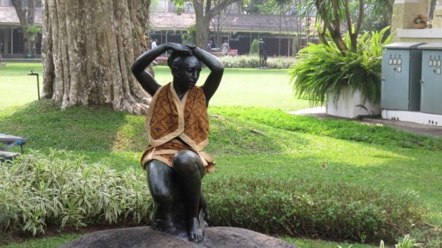 Patung istana diberi baju batik (Foto: Yudhistira Amran Saleh/kumparan)