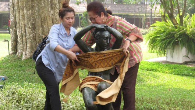 Patung istana diberi baju batik (Foto: Yudhistira Amran Saleh/kumparan)