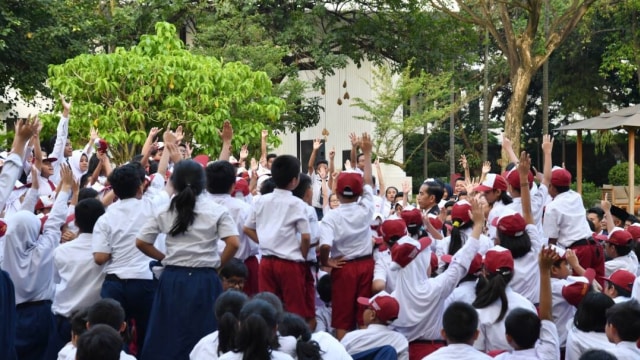 Jokowi bersama anak sekolah (Foto: Dok. Biro Sespres)