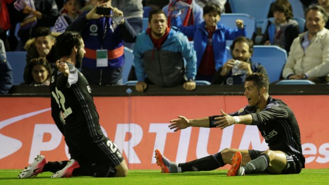 Ronaldo dan Isco merayakan gol. (Foto: Reuters/Miguel Vidal)