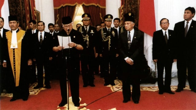 Soeharto mengundurkan diri dari kursi presiden (Foto: Wikimedia commons)