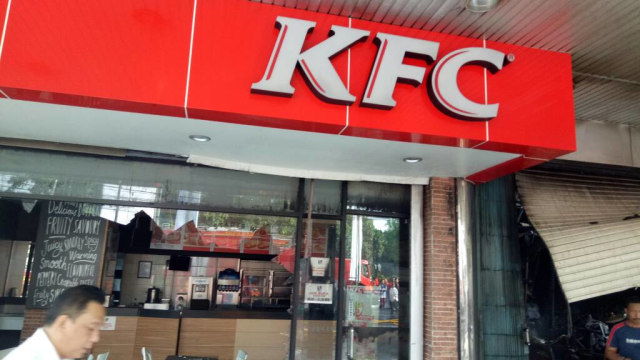Salah satu gerai KFC di pusat perbelanjaan. Foto: Aria/kumparan