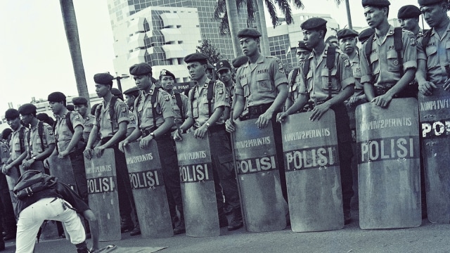 Aparat berjaga saat kegentingan 1998. (Foto: Dok. Muhammad Firman Hidayatullah)