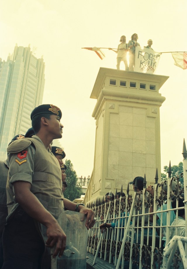 Polisi dan aksi Mei 1998. (Foto: Dok. Muhammad Firman Hidayatullah)