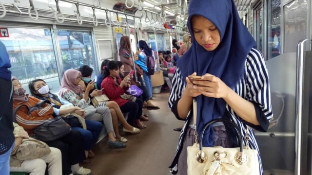 Suasana di KRL gerbong wanita (Foto: Deanda Dewindaru/kumparan)