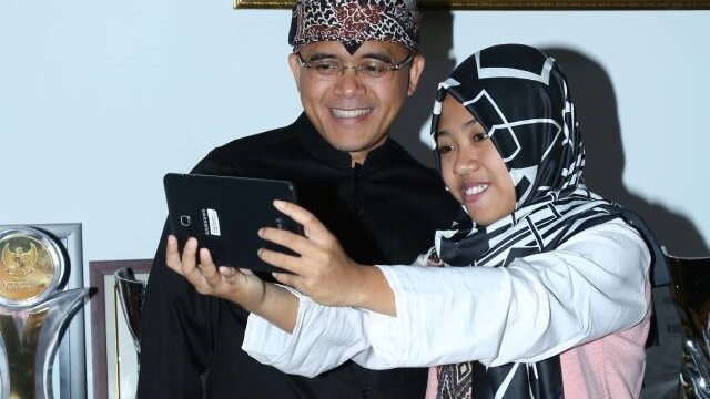 Afi berselfie bersama Bupati Banyuwangi Azwar Anas (Foto: Dok. Humas Pemkab Banyuwangi)