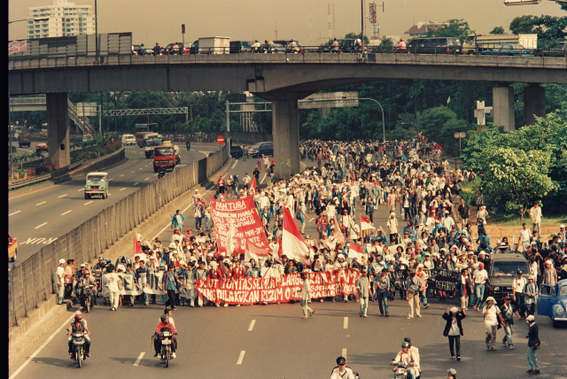 Aksi long march 1998. (Foto: Dok. Muhammad Firman Hidayatullah)