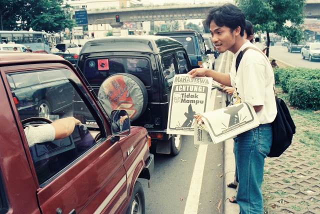 Mahasiswa membagi majalah agitasi, 1998. (Foto: Dok. Muhammad Firman Hidayatullah)