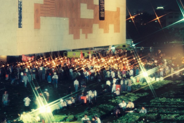 Aksi mahasiswa di MPR/DPR, Mei 1998. (Foto: Dok. Muhammad Firman Hidayatullah)