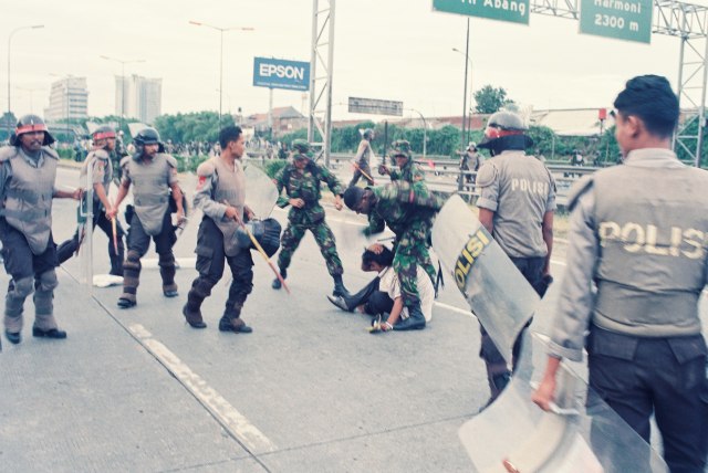 Mahasiswa dipukuli tentara, Mei 1998. (Foto: Dok. Muhammad Firman Hidayatullah)