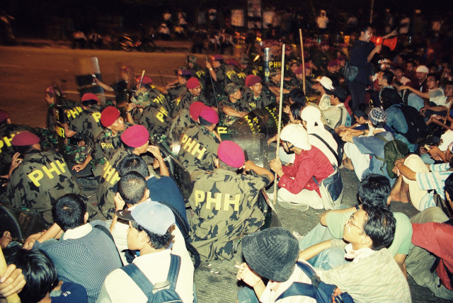 Marinir melindungi mahasiswa, Mei 1998. (Foto: Dok. Muhammad Firman Hidayatullah)