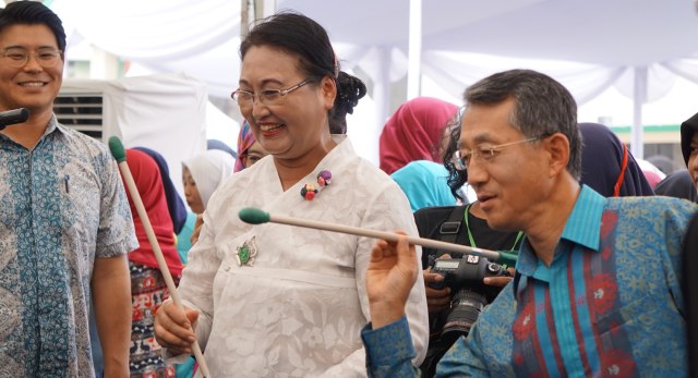 Duta besar Korsel mencoba booth permainan. (Foto: Niken Nurani/kumparan)