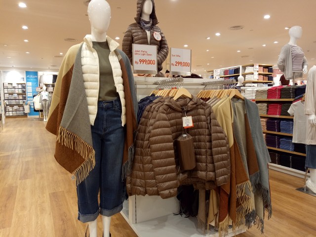 Koleksi Fall Winter 2017 di UNIQLO Bandung (Foto:  Luthfa Nurridha/kumparan)